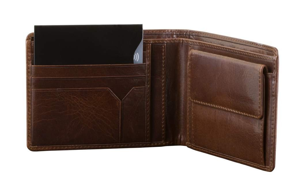 NFC blocking sleeve as a silent pocket for your credit cards